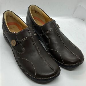 Clarks Women’s Dark Brown Leather Loafers
SIZE 11